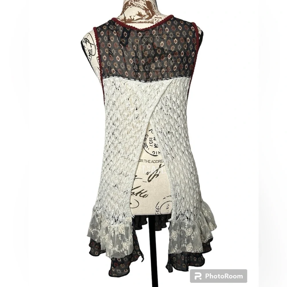 5/$25 BKE women’s sleeveless crocheted mixed media top size medium - Picture 3 of 11